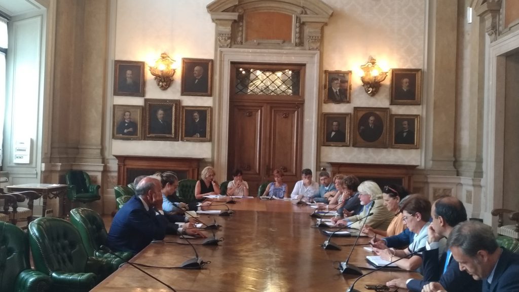 Le scuole devono essere lasciate fuori dallo scontro politico