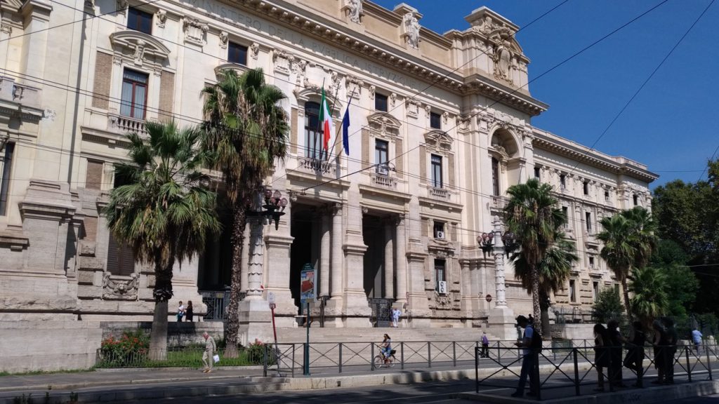 Il ministero finge di non sapere che c’è uno sciopero programmato. E convoca riunioni…