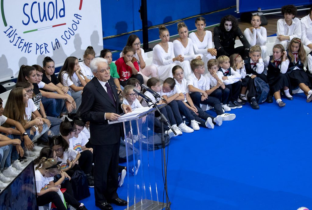 Mattarella: la scuola è l’oggi che prepara il domani