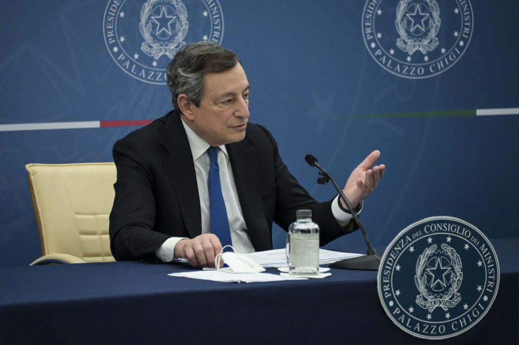 Scuola: Draghi finanzia la formazione a premi degli insegnanti con il taglio degli organici