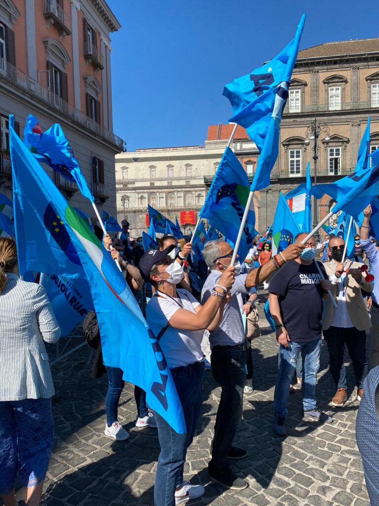 A piazza del Plebiscito il presidio Uil Scuola della Campania