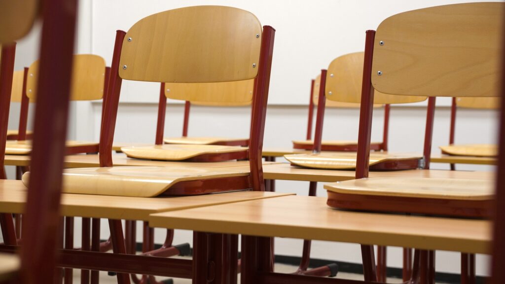 Pensionamenti scuola 2027, domande dal 25 settembre al 21 ottobre per docenti e ATA
