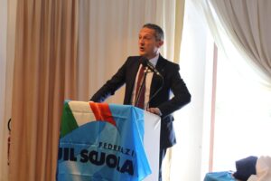 GIUSEPPE D'APRILE SEGRETARIO UIL SCUOLA MANOVRA TAGLI AL PERSONALE SCUOLA